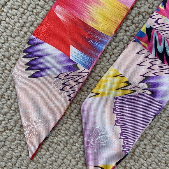 Hermes Marble Silk Twilly - Picture 4 of 7